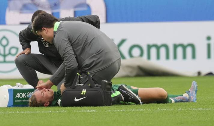 Injury Alexandra Popp VfL Wolfsburg Football, Women, Season 2025 2026, 1 League, Google Pixel Women Bundesliga, VfL Wolfsburg vs FC Bayern Muenchen, 1 3 DFL REGULATIONS PROHIBIT ANY USE OF PHOTOGRAPHS AS IMAGE SEQUENCES AND OR QUASI VIDEO