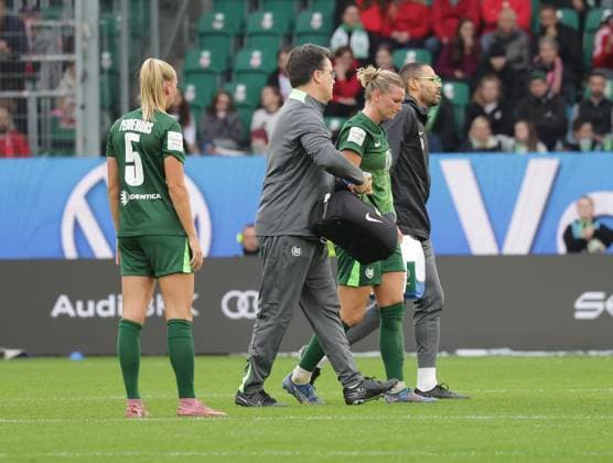 Injury Alexandra Popp VfL Wolfsburg Football, Women, Season 2025 2026, 1 League, Google Pixel Women Bundesliga, VfL Wolfsburg vs FC Bayern Muenchen, 1 3 DFL REGULATIONS PROHIBIT ANY USE OF PHOTOGRAPHS AS IMAGE SEQUENCES AND OR QUASI VIDEO