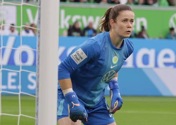Stina Johannes VfL Wolfsburg Football, Women, Season 2025 2026, 1 Liga, Google Pixel Women Bundesliga, VfL Wolfsburg vs FC Bayern Muenchen, 1 3 DFL REGULATIONS PROHIBIT ANY USE OF PHOTOGRAPHS AS IMAGE SEQUENCES AND OR QUASI VIDEO