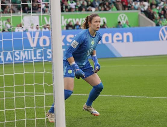 Stina Johannes VfL Wolfsburg Football, Women, Season 2025 2026, 1 Liga, Google Pixel Women Bundesliga, VfL Wolfsburg vs FC Bayern Muenchen, 1 3 DFL REGULATIONS PROHIBIT ANY USE OF PHOTOGRAPHS AS IMAGE SEQUENCES AND OR QUASI VIDEO