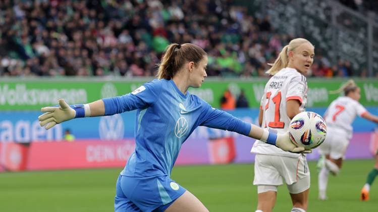 Stina Johannes VfL Wolfsburg Football, Women, Season 2025 2026, 1 Liga, Google Pixel Women Bundesliga, VfL Wolfsburg vs FC Bayern Muenchen, 1 3 DFL REGULATIONS PROHIBIT ANY USE OF PHOTOGRAPHS AS IMAGE SEQUENCES AND OR QUASI VIDEO