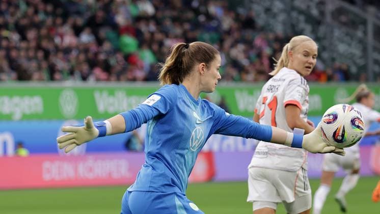 Stina Johannes VfL Wolfsburg Football, Women, Season 2025 2026, 1 Liga, Google Pixel Women Bundesliga, VfL Wolfsburg vs FC Bayern Muenchen, 1 3 DFL REGULATIONS PROHIBIT ANY USE OF PHOTOGRAPHS AS IMAGE SEQUENCES AND OR QUASI VIDEO