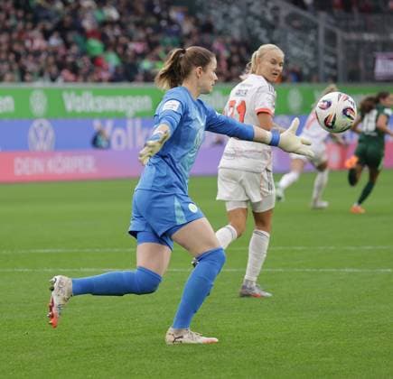 Stina Johannes VfL Wolfsburg Football, Women, Season 2025 2026, 1 Liga, Google Pixel Women Bundesliga, VfL Wolfsburg vs FC Bayern Muenchen, 1 3 DFL REGULATIONS PROHIBIT ANY USE OF PHOTOGRAPHS AS IMAGE SEQUENCES AND OR QUASI VIDEO