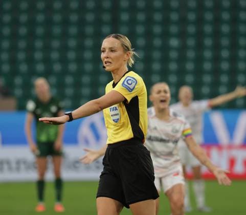 Referee Fabienne Michel Soccer, Women, Season 2025 2026, 1 League, Google Pixel Women Bundesliga, VfL Wolfsburg vs FC Bayern Muenchen, 1 3 DFL REGULATIONS PROHIBIT ANY USE OF PHOTOGRAPHS AS IMAGE SEQUENCES AND OR QUASI VIDEO