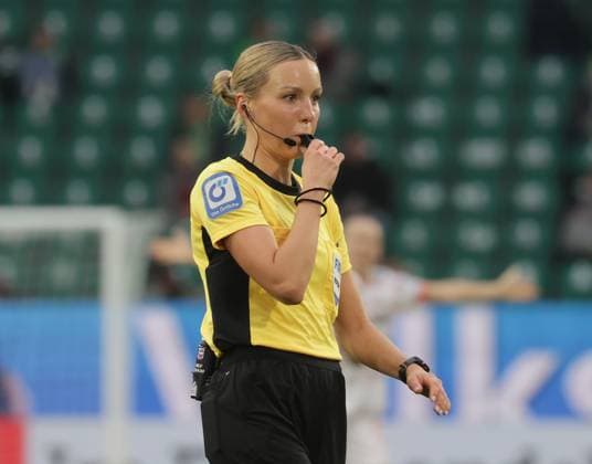 Referee Fabienne Michel Soccer, Women, Season 2025 2026, 1 League, Google Pixel Women Bundesliga, VfL Wolfsburg vs FC Bayern Muenchen, 1 3 DFL REGULATIONS PROHIBIT ANY USE OF PHOTOGRAPHS AS IMAGE SEQUENCES AND OR QUASI VIDEO