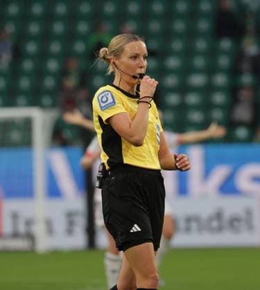 Referee Fabienne Michel Soccer, Women, Season 2025 2026, 1 League, Google Pixel Women Bundesliga, VfL Wolfsburg vs FC Bayern Muenchen, 1 3 DFL REGULATIONS PROHIBIT ANY USE OF PHOTOGRAPHS AS IMAGE SEQUENCES AND OR QUASI VIDEO