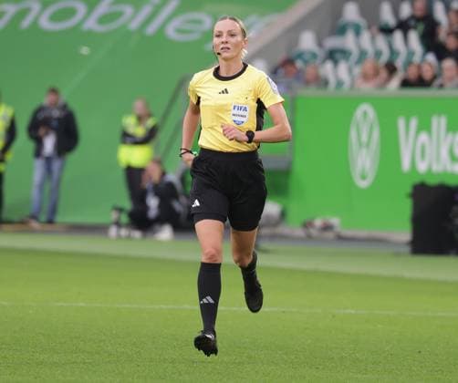 Referee Fabienne Michel Soccer, Women, Season 2025 2026, 1 League, Google Pixel Women Bundesliga, VfL Wolfsburg vs FC Bayern Muenchen, 1 3 DFL REGULATIONS PROHIBIT ANY USE OF PHOTOGRAPHS AS IMAGE SEQUENCES AND OR QUASI VIDEO