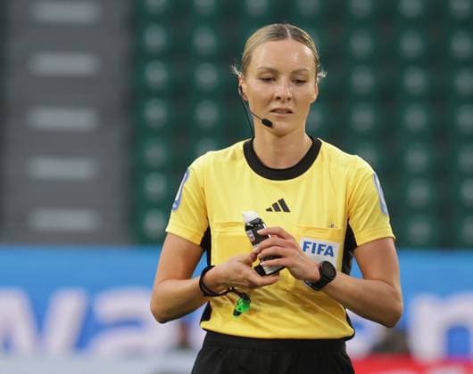 Referee Fabienne Michel Soccer, Women, Season 2025 2026, 1 League, Google Pixel Women Bundesliga, VfL Wolfsburg vs FC Bayern Muenchen, 1 3 DFL REGULATIONS PROHIBIT ANY USE OF PHOTOGRAPHS AS IMAGE SEQUENCES AND OR QUASI VIDEO