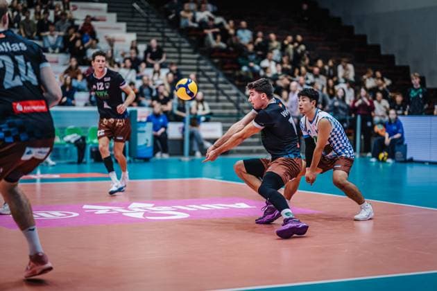 Volleyball mens season 2025 2026 League Cup 2025 Berlin Recycling Volleys vs WWK Volleys Herrsching 11 10 2025 Jannes Wiesner 17 WWK Volleys Herrsching on reception