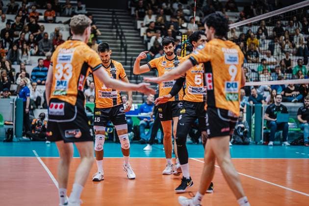 Volleyball mens season 2025 2026 League Cup 2025 Berlin Recycling Volleys vs WWK Volleys Herrsching 11 10 2025 The BR Volleys team after losing points
