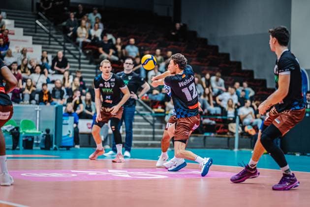 Volleyball mens season 2025 2026 League Cup 2025 Berlin Recycling Volleys vs WWK Volleys Herrsching 11 10 2025 Laurenz Welsch 12 WWK Volleys Herrsching at the reception
