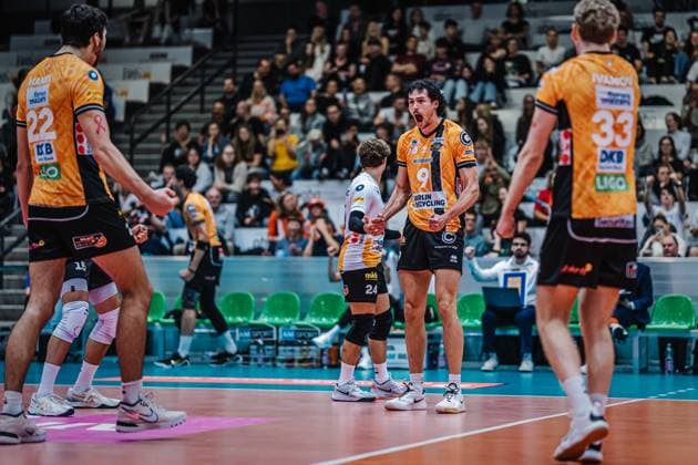 Volleyball Men Season 2025 2026 League Cup 2025 Berlin Recycling Volleys vs WWK Volleys Herrsching 11 10 2025 Nolan Flexen 9 Berlin Recycling Volleys cheers