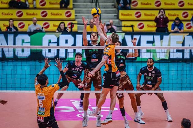 Volleyball Men Season 2025 2026 League Cup 2025 Berlin Recycling Volleys vs WWK Volleys Herrsching 11 10 2025 Fedor Ivanov 33 Berlin Recycling Volleys saves the ball from Bastian Korrecks block 2 WWK Volleys Herrsching