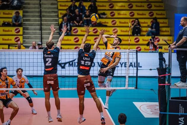 Volleyball mens season 2025 2026 League Cup 2025 Berlin Recycling Volleys vs WWK Volleys Herrsching 11 10 2025 Moritz Reichert 15 Berlin Recycling Volleys against the block of Bastian Korreck 2 WWK Volleys Herrsching and Niklas Uhl 13 WWK Volleys Herrsching
