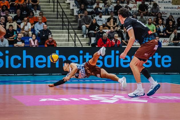 Volleyball mens season 2025 2026 League Cup 2025 Berlin Recycling Volleys vs WWK Volleys Herrsching 11 10 2025 Keisuke Matsuo 15 WWK Volleys Herrsching makes a spectacular dive for the ball