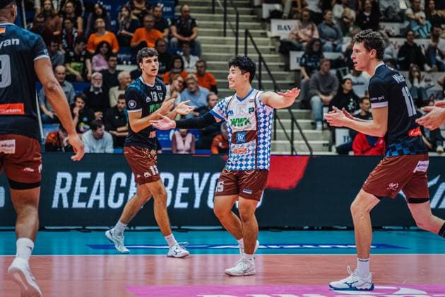 Volleyball mens season 2025 2026 League Cup 2025 Berlin Recycling Volleys vs WWK Volleys Herrsching 11 10 2025 Keisuke Matsuo 15 WWK Volleys Herrsching cheers and high-fives with teammates