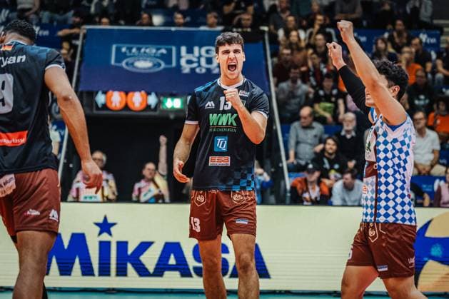 Volleyball mens season 2025 2026 League Cup 2025 Berlin Recycling Volleys vs WWK Volleys Herrsching 11 10 2025 Niklas Uhl 13 WWK Volleys Herrsching cheers