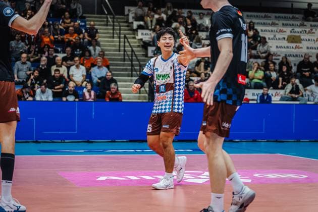 Volleyball mens season 2025 2026 League Cup 2025 Berlin Recycling Volleys vs WWK Volleys Herrsching 11 10 2025 Keisuke Matsuo 15 WWK Volleys Herrsching cheers and points to Tobias Hosch 11 WWK Volleys Herrsching