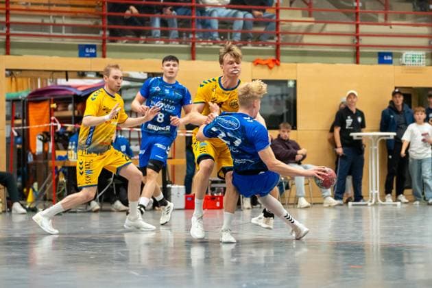 Handball I Men I Season 2024 2025 I 3 League I 7 Matchday I TV Bittenfeld 2 HSG Konstanz I 11 10 2025 Felix Sproß 8, HSG Konstanz defends Fabian Lucas 27, TV Bittenfeld 2 Waiblingen Gemeindehalle Bittenfeld Baden Württemberg Germany Copyright: xLobeca MaxxPetershansx