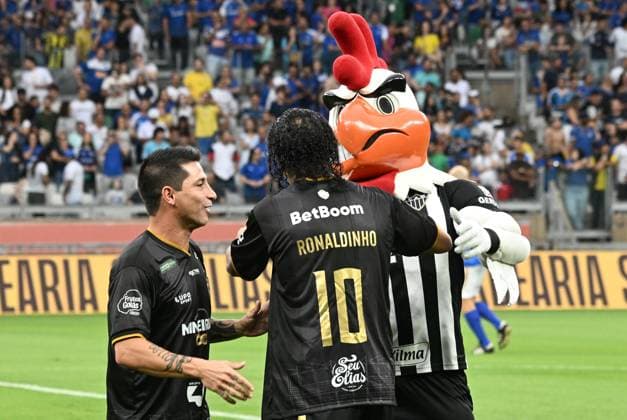 challenge of the giants Belo Horizonte (MG), 10 11 2025 - football challenge giants - Ronaldinho Gaucho and Danilinho, during the match between the Challenge of the Giants, held at the Mineirao stadium, in the city of Belo Horizonte, this Saturday, October 11, 2025. (Foto: Paulo Ti Thenews2 imago images) SPO  Copyright: xPauloxTix