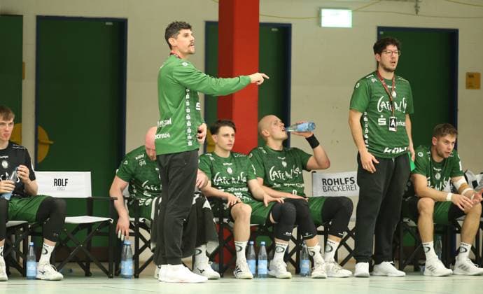 Handball, Season 2025 2026, 3 Liga, Staffel Nord Ost HG Hamburg Barmbek Eintracht Hildesheim Recording date October 11, 2025 Coach Daniel Deutsch, Co Coach Chris Meiser Hildesheim, standing, f l Wandsbek Hamburg