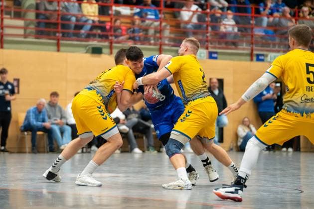 Handball I Men I Season 2025 2026 I 3 League I 7 Matchday I TV Bittenfeld 2 HSG Konstanz I 11 10 2025 Jan Luca Mauch 8, TV Bittenfeld 2 with ball defended by Konstanz Waiblingen Gemeindehalle Bittenfeld Baden Württemberg Germany Copyright: xLobeca MaxxPetershansx