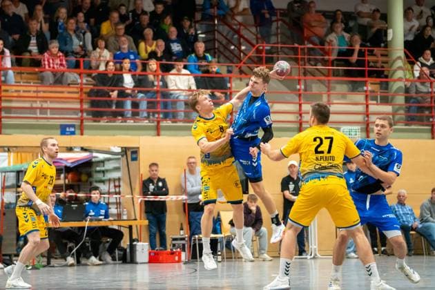 Handball I Men I Season 2025 2026 I 3 League I 7 Matchday I TV Bittenfeld 2 HSG Konstanz I 11 10 2025 Maurice Widmaier 10, TV Bittenfeld 2 defended by Felix Sproß 8, HSG Konstanz Waiblingen Community hall Bittenfeld Baden Württemberg Germany Copyright: xLobeca MaxxPetershansx