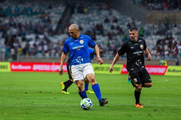 Desafio de Gigantes no Mineirão BELO HORIZONTE, MG - 11.10.2025: DESAFIO DE GIGANTES NO MINEIRaO - Match between Alex& 39;s Team and Ronaldinho Gaucho& 39;s Team. Challenge of the Giants, held at Mineirao Stadium in Belo Horizonte, Minas Gerais. In the photo, Alex competes for the ball with Leandro Donizete. (Photo: Dan Costa Fotoarena) x2821783x  DanxCosta
