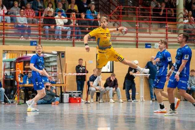 Handball I Men I Season 2025 2026 I 3 League I 7 Matchday I TV Bittenfeld 2 HSG Konstanz I 11 10 2025 Jan Stotten 25, HSG Konstanz im Wurf Waiblingen Gemeindehalle Bittenfeld Baden Württemberg Germany Copyright: xLobeca MaxxPetershansx