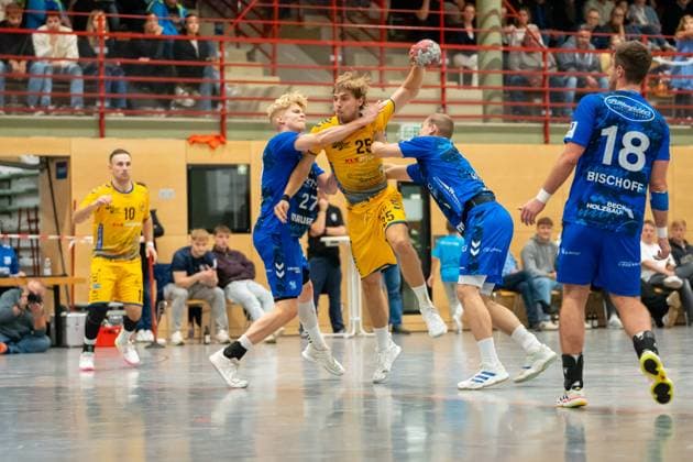 Handball I Men I Season 2025 2026 I 3 League I 7 Matchday I TV Bittenfeld 2 HSG Konstanz I 11 10 2025 Jan Stotten 25, HSG Konstanz defended in the throw by Fabian Lucas 27, TV Bittenfeld 2 and Sören Winger 9, TV Bittenfeld 2 Waiblingen Community Hall Bittenfeld Baden Württemberg Germany Copyright: xLobeca MaxxPetershansx