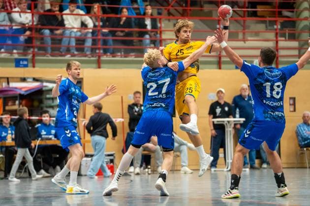 Handball I Men I Season 2025 2026 I 3 League I 7 Matchday I TV Bittenfeld 2 HSG Konstanz I 11 10 2025 Jan Stotten 25, HSG Konstanz defended by Fabian Lucas 27, TV Bittenfeld 2 Waiblingen Community Hall Bittenfeld Baden Württemberg Germany Copyright: xLobeca MaxxPetershansx