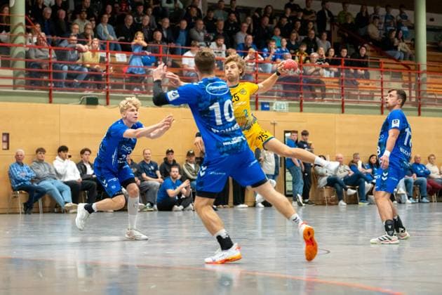 Handball I Men I Season 2025 2026 I 3 League I 7 Matchday I TV Bittenfeld 2 HSG Konstanz I 11 10 2025 Jan Stotten 25, HSG Konstanz im Wurf Waiblingen Gemeindehalle Bittenfeld Baden Württemberg Germany Copyright: xLobeca MaxxPetershansx