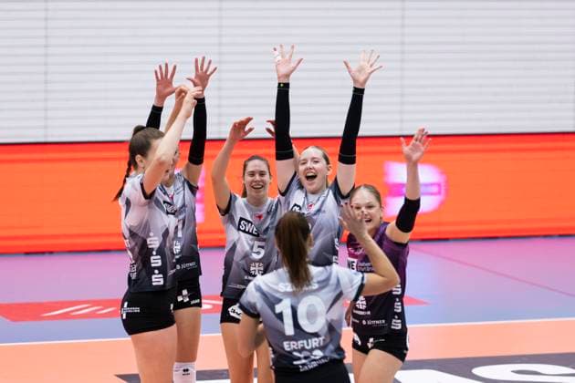 1. Volleyball Bundesliga Frauen: Schwarz-Weiss Erfurt vs. Binder Blaubären TSV Flacht; Erfurt; 11.10.2025 Jubel, Schwarz-Weiss Erfurt 1. Volleyball Bundesliga Frauen: Schwarz-Weiss Erfurt vs. Binder Blaubären TSV Flacht; Riethsporthalle Erfurt; 11.10.2025 Copyright: xBEAUTIFULxSPORTS Duehringx
