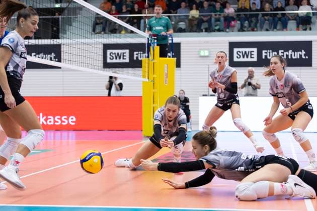 1. Volleyball Bundesliga Frauen: Schwarz-Weiss Erfurt vs. Binder Blaubären TSV Flacht; Erfurt; 11.10.2025 Kinga Szücs ( 10; Schwarz-Weiss Erfurt) (links), Elizabeth Sandbothe ( 2; Schwarz-Weiss Erfurt) (Bildmitte) und Alina Zellin ( 1; Schwarz-Weiss Erfurt) (vorne)1. Volleyball Bundesliga Frauen: Schwarz-Weiss Erfurt vs. Binder Blaubären TSV Flacht; Riethsporthalle Erfurt; 11.10.2025 Copyright: xBEAUTIFULxSPORTS Duehringx