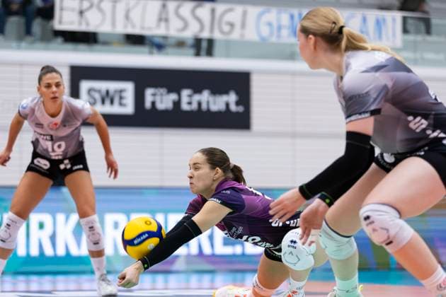 1. Volleyball Bundesliga Frauen: Schwarz-Weiss Erfurt vs. Binder Blaubären TSV Flacht; Erfurt; 11.10.2025 Mia Stauß ( 55; Schwarz-Weiss Erfurt) 1. Volleyball Bundesliga Frauen: Schwarz-Weiss Erfurt vs. Binder Blaubären TSV Flacht; Riethsporthalle Erfurt; 11.10.2025 Copyright: xBEAUTIFULxSPORTS Duehringx