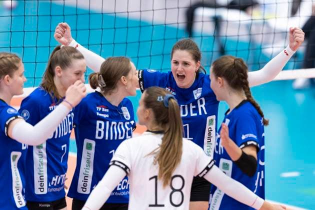 1. Volleyball Bundesliga Frauen: Schwarz-Weiss Erfurt vs. Binder Blaubären TSV Flacht; Erfurt; 11.10.2025 Frauke Neuhaus ( 11; Binder Blaubären TSV Flacht) und Mannschaft 1. Volleyball Bundesliga Frauen: Schwarz-Weiss Erfurt vs. Binder Blaubären TSV Flacht; Riethsporthalle Erfurt; 11.10.2025 Copyright: xBEAUTIFULxSPORTS Duehringx
