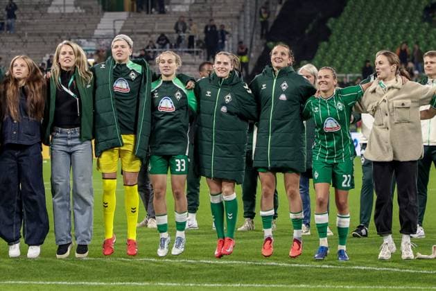 SV Werder Bremen players celebrating the victory, happy about the game won, thanking the fans and spectators for their support, THE DFB REGULATIONS PROHIBIT ANY USE OF PHOTOGRAPHS AS IMAGE SEQUENCES AND OR QUASI VIDEO , 11 10 2025, Bremen Germany , Football, Google Pixel Womens Bundesliga, SV Werder Bremen Hamburger SV xobx
