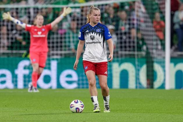 Svea Stoldt Hamburger SV, 8 on the ball, single image, full body, action, action, match scene, THE DFB GUIDELINES PROHIBIT ANY USE OF PHOTOGRAPHS AS IMAGE SEQUENCES AND OR QUASI VIDEO DFB REGULATIONS PROHIBIT ANY USE OF PHOTOGRAPHS AS IMAGE SEQUENCES AND OR QUASI VIDEO , 11 10 2025, Bremen Germany , Soccer, Google Pixel Womens Bundesliga, SV Werder Bremen Hamburger SV xobx