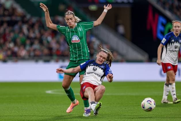 from left Medina Desic SV Werder Bremen, 9 and Annaleen Böhler Hamburger SV, 6 in a duel, dynamic, action, action, game scene, THE DFB GUIDELINES PROHIBIT ANY USE OF PHOTOGRAPHS AS IMAGE SEQUENCES AND OR QUASI VIDEO DFB REGULATIONS PROHIBIT ANY USE OF PHOTOGRAPHS AS IMAGE SEQUENCES AND OR QUASI VIDEO , 11 10 2025, Bremen Germany , Football, Google Pixel Women Bundesliga, SV Werder Bremen Hamburger SV xobx