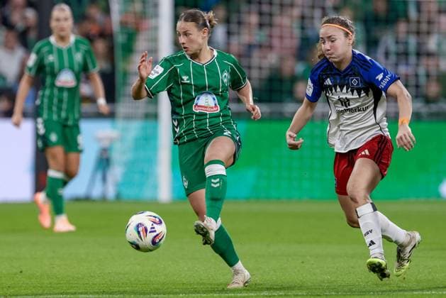 from left Chiara D Angelo SV Werder Bremen, 2 and Melanie Brunnthaler Hamburger SV, 11 in a duel, dynamic, action, action, game scene, THE DFB REGULATIONS PROHIBIT ANY USE OF PHOTOGRAPHS AS IMAGE SEQUENCES AND OR QUASI VIDEO , 11 10 2025, Bremen Germany , Football, Google Pixel Womens Bundesliga, SV Werder Bremen Hamburger SV xobx