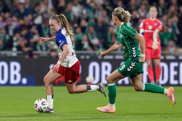 from left Annaleen Böhler Hamburger SV, 6 and Medina Desic SV Werder Bremen, 9 in a duel, dynamic, action, action, game scene, THE DFB REGULATIONS PROHIBIT ANY USE OF PHOTOGRAPHS AS IMAGE SEQUENCES AND OR QUASI VIDEO , 11 10 2025, Bremen Germany , Football, Google Pixel Womens Bundesliga, SV Werder Bremen Hamburger SV xobx