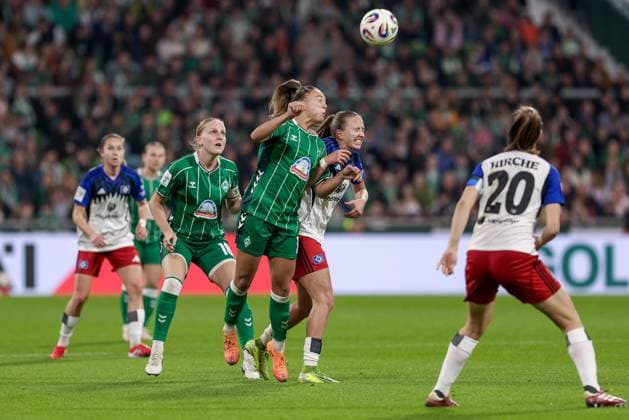 from left Maja Sternad SV Werder Bremen, 11 and Victoria Schulz Hamburger SV, 19 in header duel, header, duel, action, action, game scene, THE DFB REGULATIONS PROHIBIT ANY USE OF PHOTOGRAPHS AS IMAGE SEQUENCES AND OR QUASI VIDEO , 11 10 2025, Bremen Germany , Football, Google Pixel Womens Bundesliga, SV Werder Bremen Hamburger SV xobx