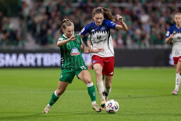 from left Michelle Weiß SV Werder Bremen, 15 and Lotta Wrede Hamburger SV, 32 in a duel, dynamic, action, action, game scene, THE DFB REGULATIONS PROHIBIT ANY USE OF PHOTOGRAPHS AS IMAGE SEQUENCES AND OR QUASI VIDEO , 11 10 2025, Bremen Germany , Football, Google Pixel Womens Bundesliga, SV Werder Bremen Hamburger SV xobx