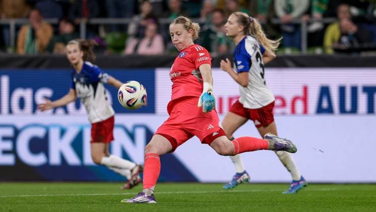 Larissa Haidner goalkeeper, goalkeeper, Hamburger SV, 33 on the ball, single image, full body, action, action scene, THE DFB REGULATIONS PROHIBIT ANY USE OF PHOTOGRAPHS AS IMAGE SEQUENCES AND OR QUASI VIDEO , 11 10 2025, Bremen Germany , Football, Google Pixel Womens Bundesliga, SV Werder Bremen Hamburger SV xobx