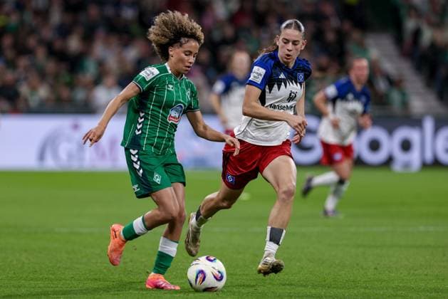 from left Amira Arfaoui SV Werder Bremen, 8 and Leni Eggert Hamburger SV, 29 in a duel, dynamic, action, action, game scene, THE DFB GUIDELINES PROHIBIT ANY USE OF PHOTOGRAPHS AS IMAGE SEQUENCES AND OR QUASI VIDEO DFB REGULATIONS PROHIBIT ANY USE OF PHOTOGRAPHS AS IMAGE SEQUENCES AND OR QUASI VIDEO , 11 10 2025, Bremen Germany , Football, Google Pixel Women Bundesliga, SV Werder Bremen Hamburger SV xobx