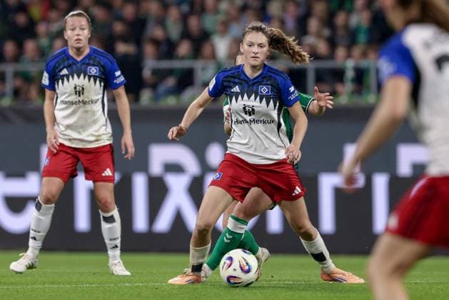 Lotta Wrede Hamburger SV, 32 on the ball, single image, full body, action, action, match scene, THE DFB GUIDELINES PROHIBIT ANY USE OF PHOTOGRAPHS AS IMAGE SEQUENCES AND OR QUASI VIDEO , 11 10 2025, Bremen Germany , Soccer, Google Pixel Womens Bundesliga, SV Werder Bremen Hamburger SV xobx