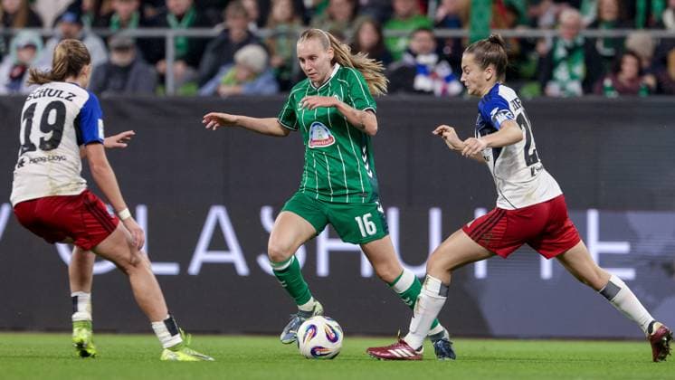 from left Victoria Schulz Hamburger SV, 19 , Emöke Papai SV Werder Bremen, 16 and Emilia Hirche Hamburger SV, 20 in duel, duel, dynamics, action, action, game scene, THE DFB REGULATIONS PROHIBIT ANY USE OF PHOTOGRAPHS AS IMAGE SEQUENCES AND OR QUASI VIDEO , 11 10 2025, Bremen Germany , Football, Google Pixel Womens Bundesliga, SV Werder Bremen Hamburger SV xobx