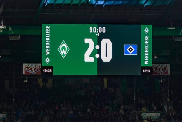 The scoreboard displays the score from 2 0, result, intermediate result, final result, final score, goals, videowall, videowall, display, THE DFB REGULATIONS PROHIBIT ANY USE OF PHOTOGRAPHS AS IMAGE SEQUENCES AND OR QUASI VIDEO , 11 10 2025, Bremen Germany , Football, Google Pixel Womens Bundesliga, SV Werder Bremen Hamburger SV xobx