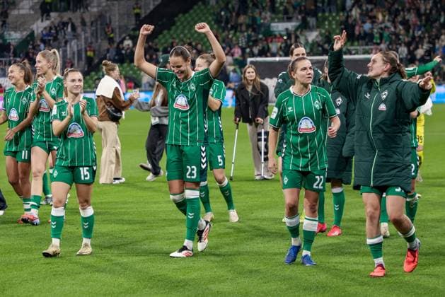 SV Werder Bremen players celebrating the victory, happy about the game won, thanking the fans and spectators for their support, THE DFB REGULATIONS PROHIBIT ANY USE OF PHOTOGRAPHS AS IMAGE SEQUENCES AND OR QUASI VIDEO , 11 10 2025, Bremen Germany , Football, Google Pixel Womens Bundesliga, SV Werder Bremen Hamburger SV xobx