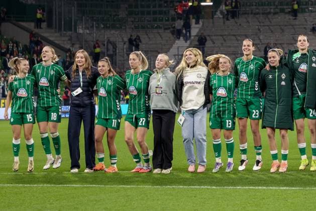 SV Werder Bremen players celebrating the victory, happy about the game won, thanking the fans and spectators for their support, THE DFB REGULATIONS PROHIBIT ANY USE OF PHOTOGRAPHS AS IMAGE SEQUENCES AND OR QUASI VIDEO , 11 10 2025, Bremen Germany , Football, Google Pixel Womens Bundesliga, SV Werder Bremen Hamburger SV xobx